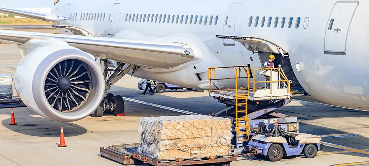 Carga siendo montada en un avión de carga en Miami